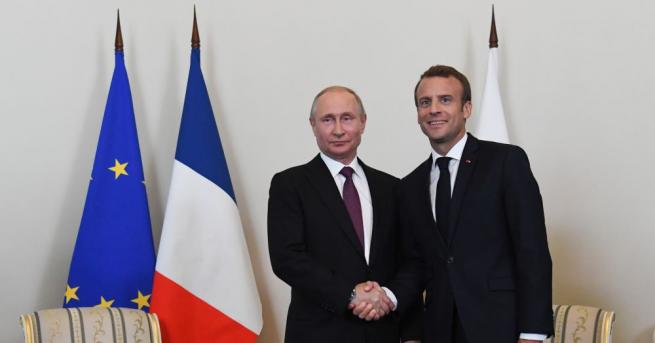 Президентът на Русия Владимир Путин посрещна френския си колега Еманюел