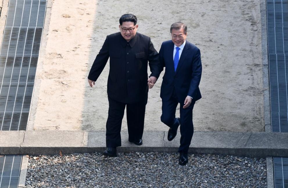  На 27 април водачите на двете Кореи се здрависаха на демаркационната линия, разделяща полуострова, преди началото на историческата им среща на върха 