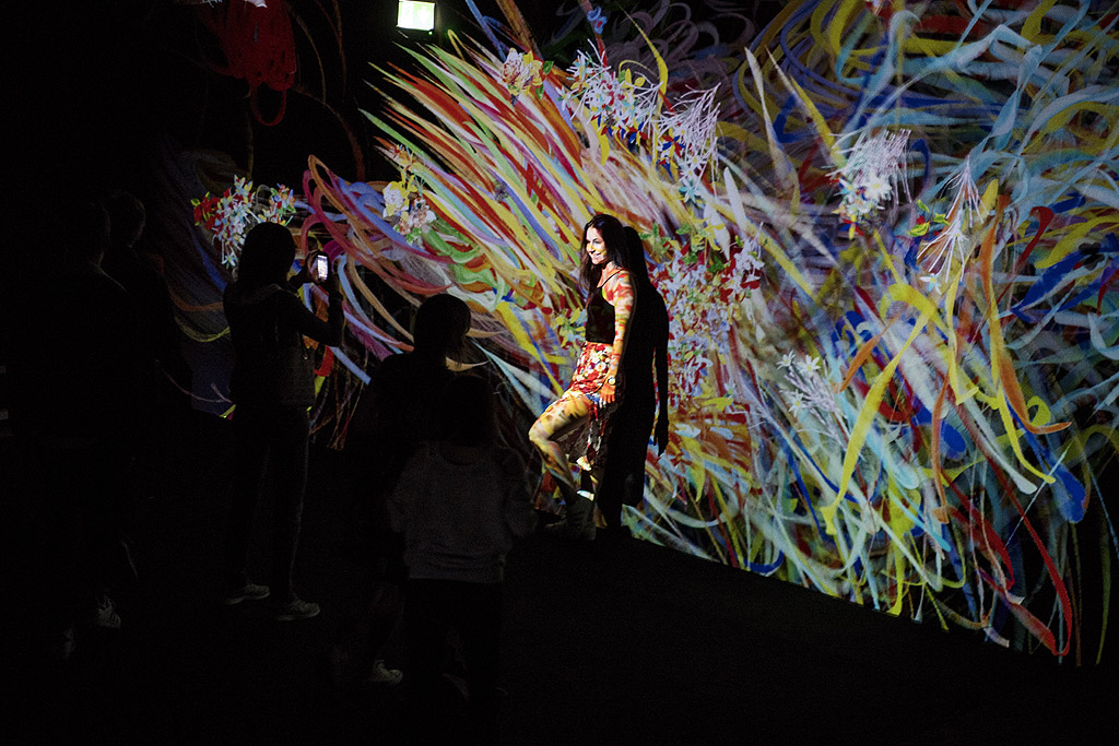 Хората гледат дигитални произведения на изкуството като част от инсталацията "au-delaa des limites" (отвъд границите) от японската група teamLab в Париж, Франция, 24 май 2018 г. Изложбата от 2 000 квадратни метра е открита до 9 септември.