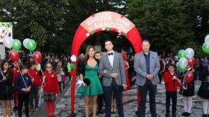 12 арки в чест на абитуриентите от Банско