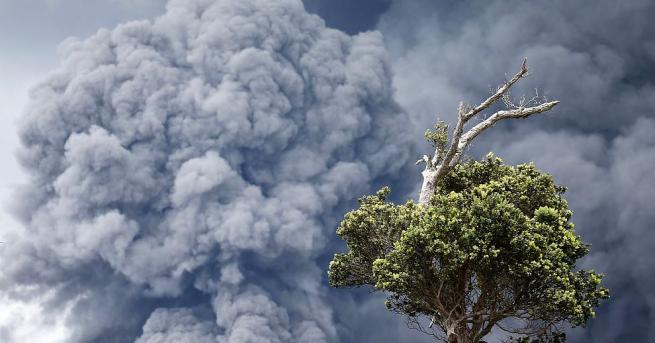 Вулканът Синабунг на индонезийския остров Суматра днес изригна, изхвърляйки стълб