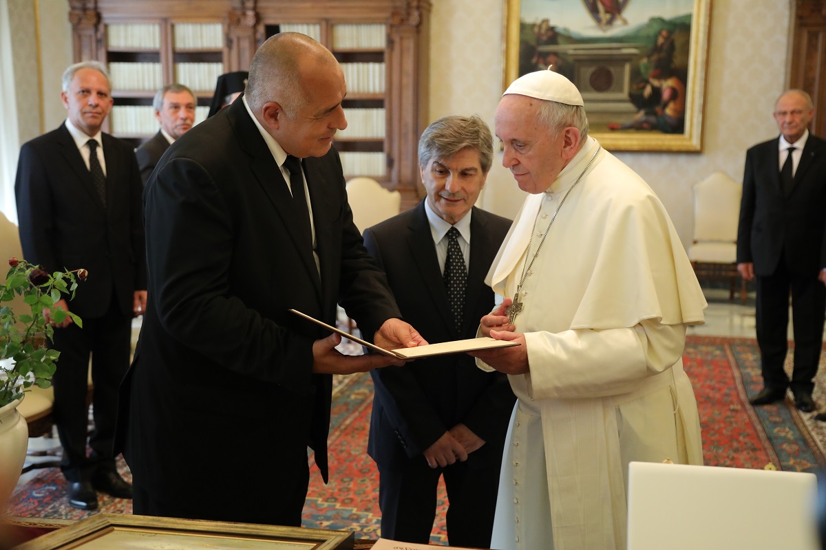 Премиерът Бойко Борисов бе на аудиенция при папа Франциск във Ватикана. Срещата на четири очи с главата на Римокатолическата църква се проведе в Апостолическия дворец.