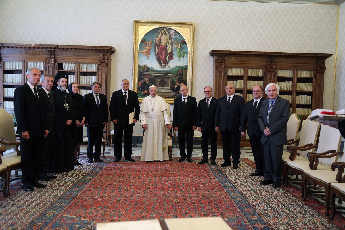 Премиерът Бойко Борисов бе на аудиенция при папа Франциск във Ватикана. Срещата на четири очи с главата на Римокатолическата църква се проведе в Апостолическия дворец.