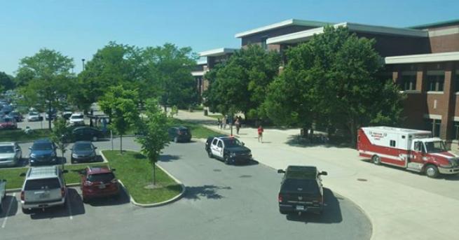 Ученик е арестуван заради стрелба в основно училище в град