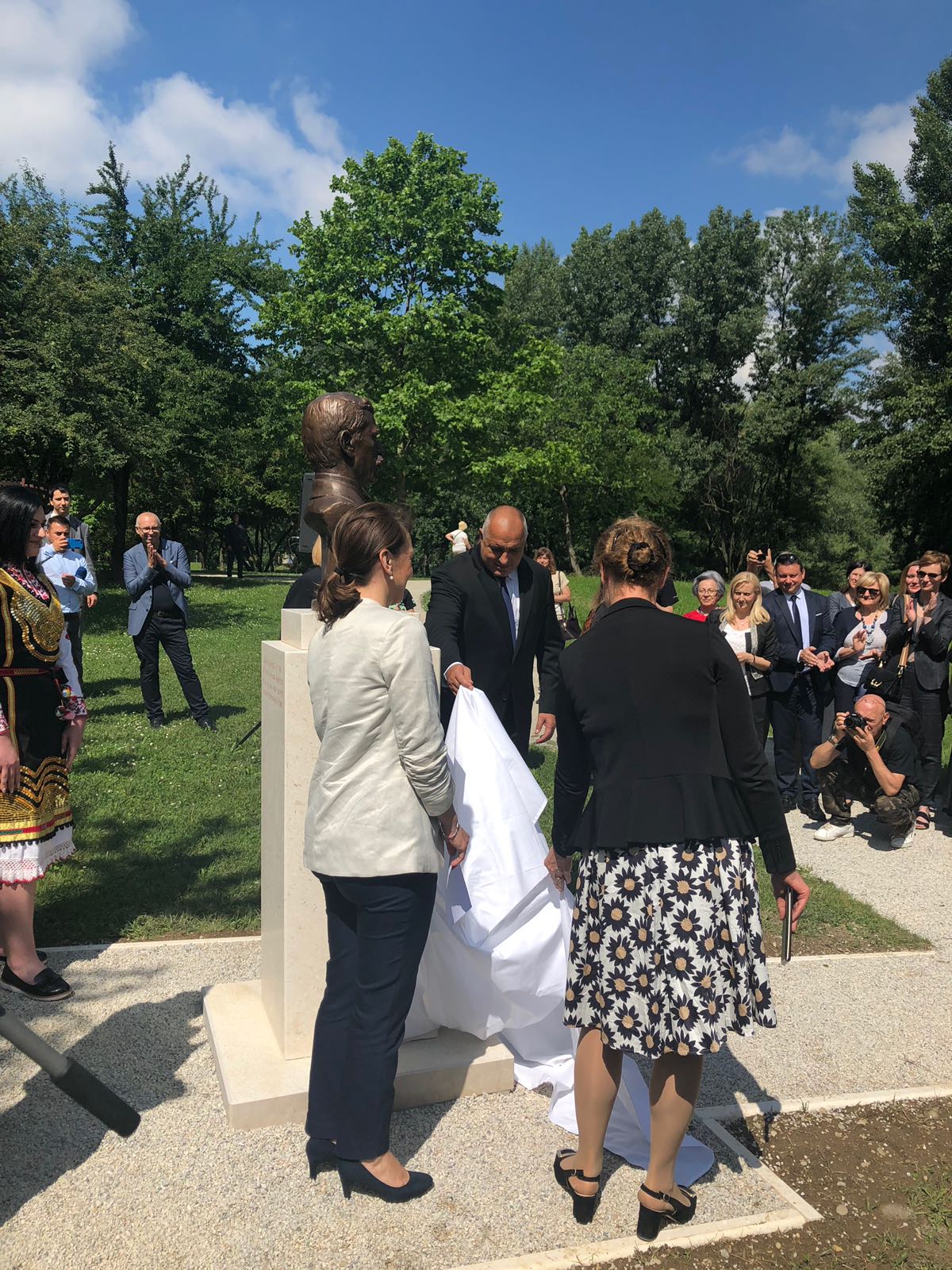 Премиерът Бойко Борисов откри паметник на патриарха на българската литература Иван Вазов в парка Бундек в Загреб.