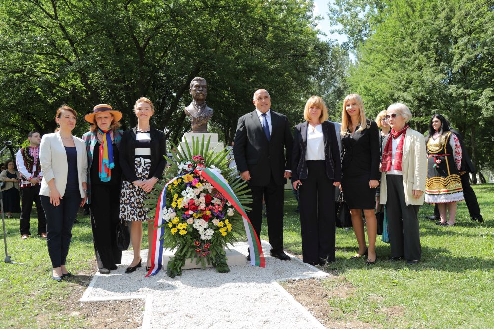 Премиерът Бойко Борисов откри паметник на патриарха на българската литература Иван Вазов в парка Бундек в Загреб.