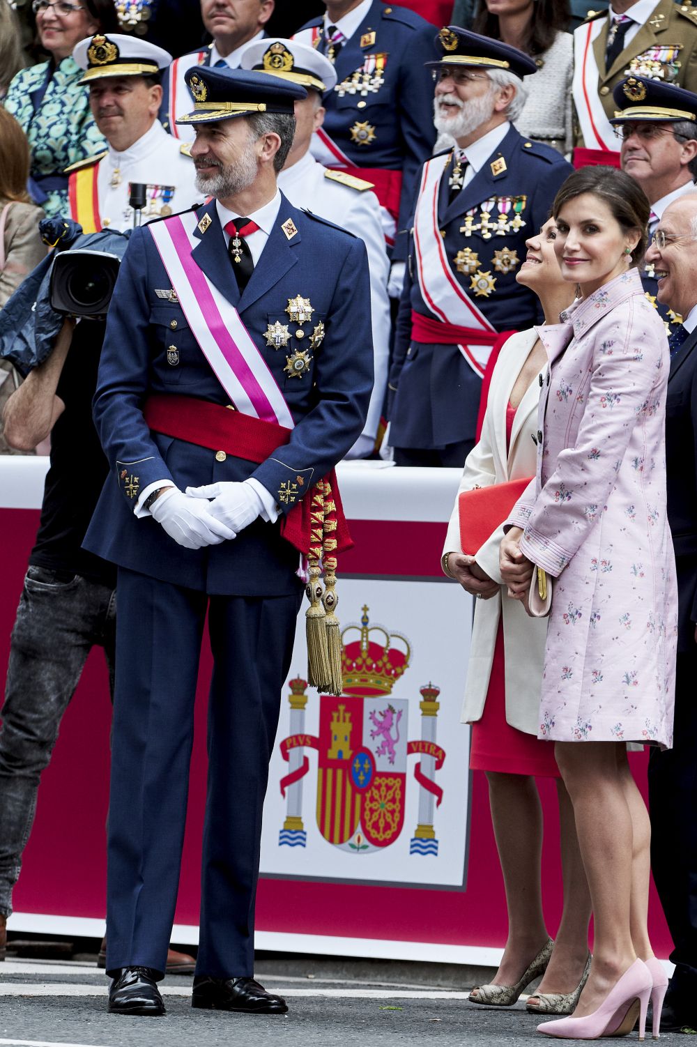 Испанският крал Фелипе VI и кралица Летисия участваха в Деня на въоръжените сили в Логроньо.