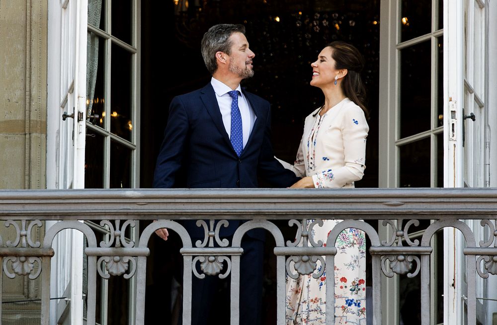 <span xss=removed>От балкона на двореца днес принц Фредерик прие поздравления за 50-ата си годишнина. </span>