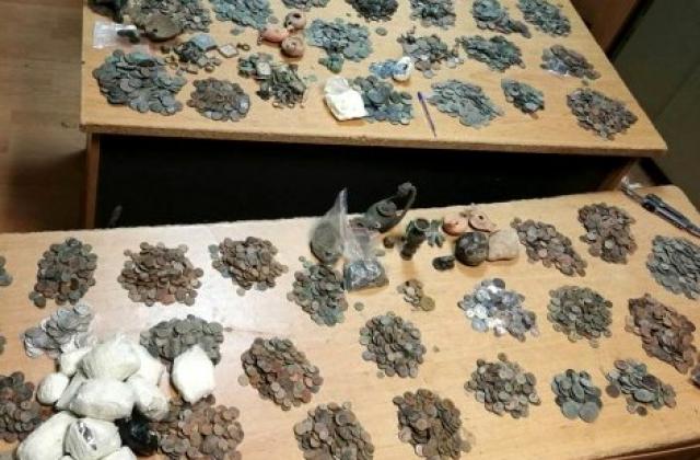 Над 11 000 старинни монети, фигурки, пръстени и изделия от камък са открили митническите инспектори.