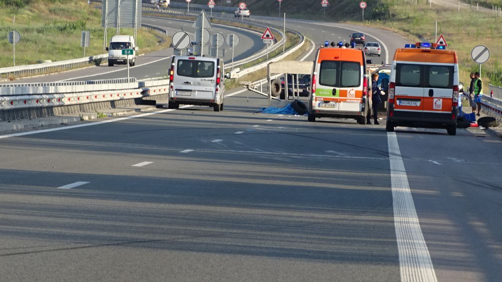 Микробус с моторници се обърна на магистрала „Струма”. Двама души са леко пострадали