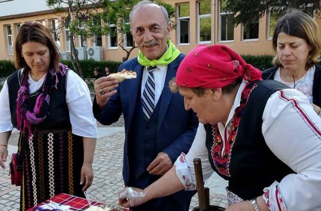 Гост от Турция опитва ястие от кухнята на Малко Търново