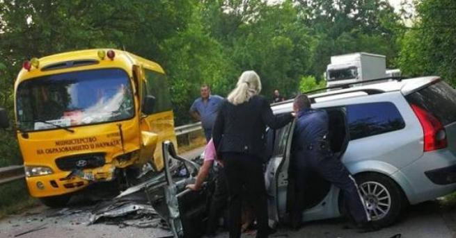 Катастрофа между лек автомобил и училищен автобус стана тази сутрин