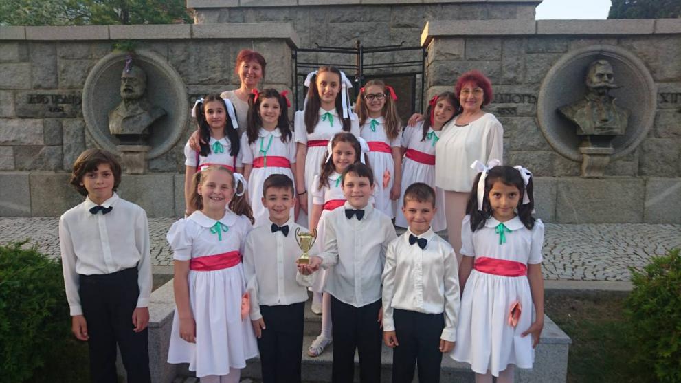 Учениците от вокална група „Бъркотия“ при НУ „Св. Кл. Охридски“ в Кюстендил