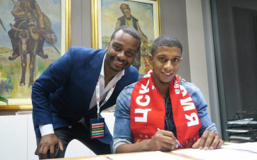 Защитник на ЦСКА си почива и отмаря в софийския зоопарк