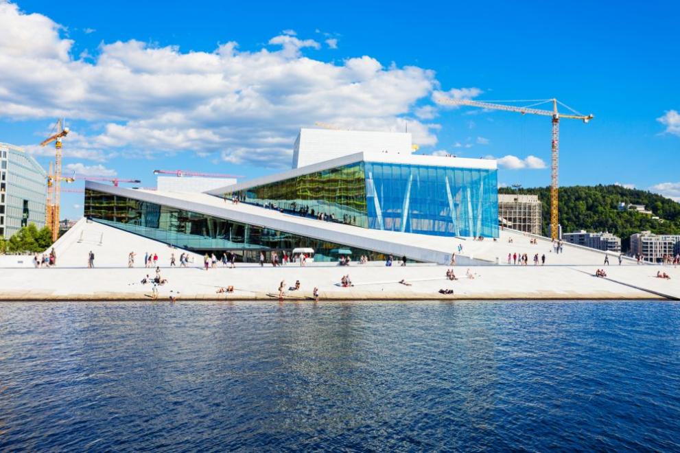 Замърсената река Алина се влива в морския залив при сградата на операта на Олсо - визитна картичка на норвежката столица