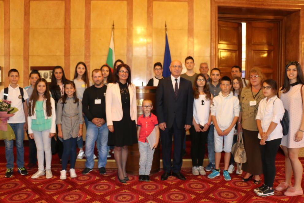 Ученици от Дупница посетиха Народното събрание по покана на народния представител от ГЕРБ Радослава Чеканска