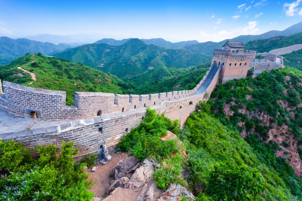 Великата китайска стена е един от символите на Китай. Реално стената не е една, а е съвкупност от много стени и укрепления, които са строени от различни династии в продължение на дълги години. Съответно и материалите, с които е строена стената, са били различни - кал , дървета, камъни и тухли. Целта да започне строежа на Великата китайска стена е била да пази страната от чужди нашествия.<br>
 