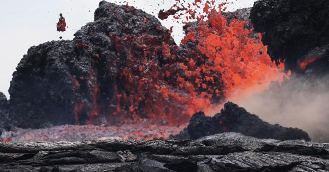 Лава от вулкана Килауеа който е активен повече от два