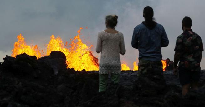 Докато вулканът Килауеа на Хаваите продължава да изхвърля лава и
