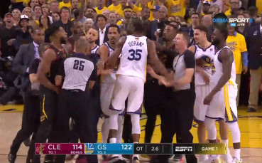 Финалните моменти при успеха на Голдън Стейт над Кливланд