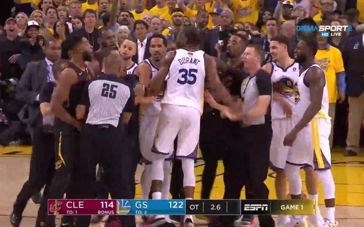 Финалните моменти при успеха на Голдън Стейт над Кливланд