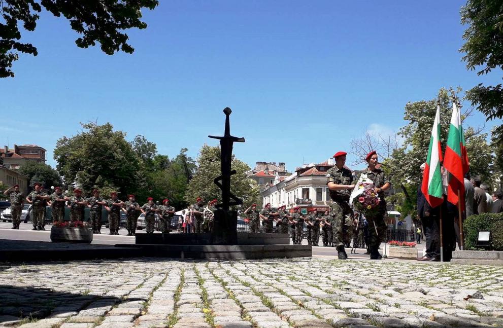 Ритуалът се проведе пред паметника на загиналите във войните