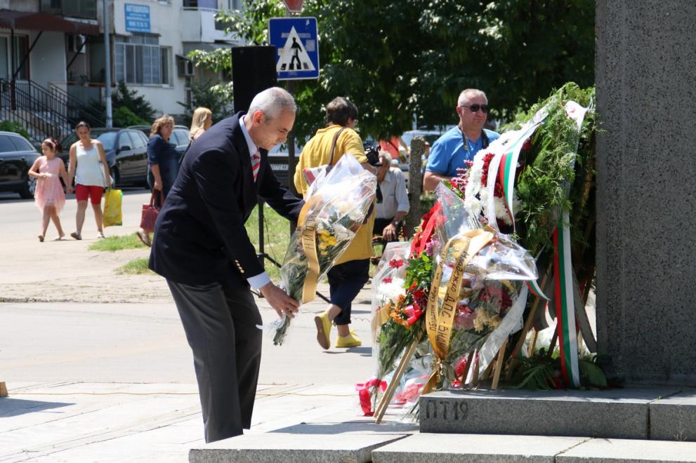 Поднесени бяха цветя пред паметника на Христо Ботев.