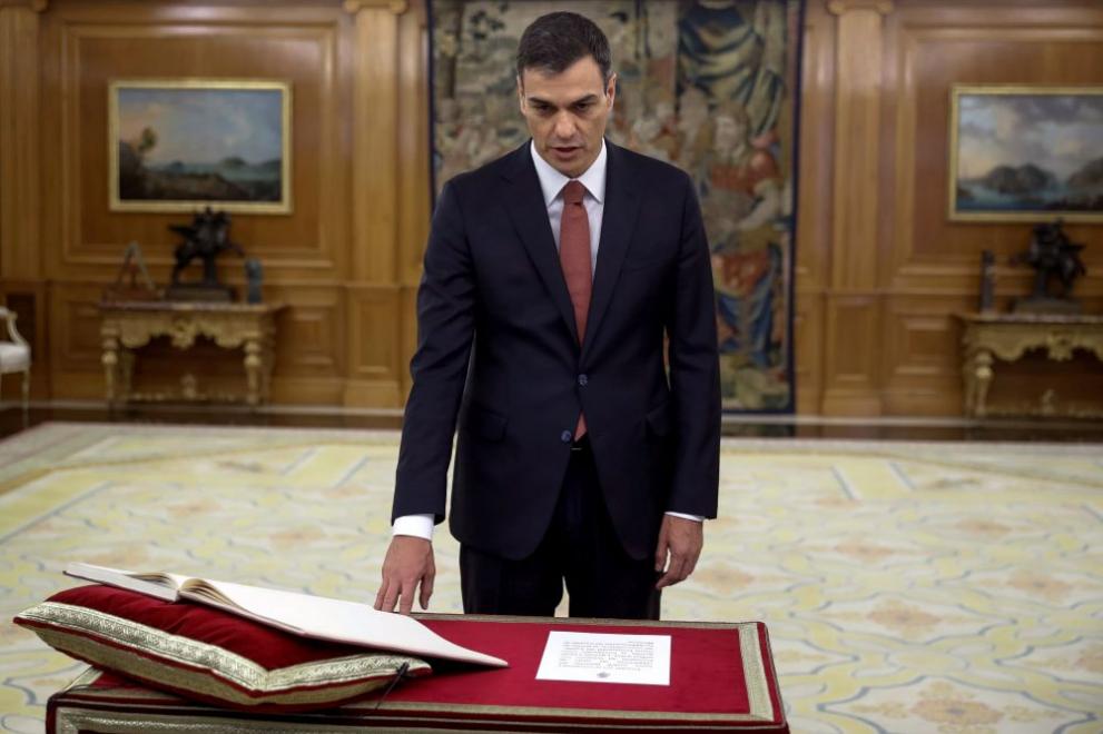 Лидерът на испанските социалисти Педро Санчес положи клетва като нов испански премиер