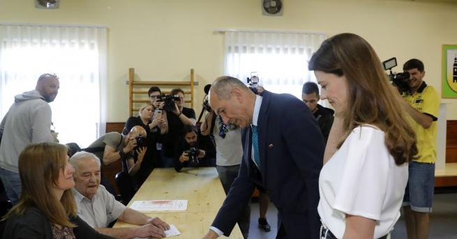 Словенците гласуват на парламентарни избори днес които се очаква да