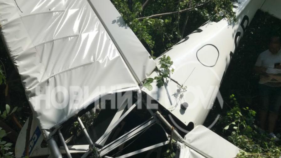 Малък самолет падна край Казанлък, двама са ранени