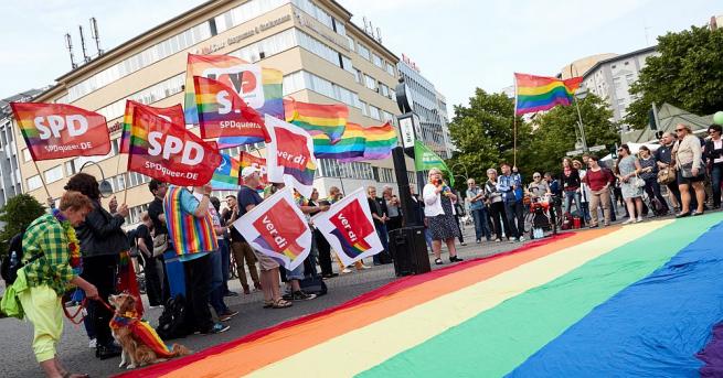 Президентът на Германия помоли гейовете за прошкаПрезидентът на Германия Франк-Валтер