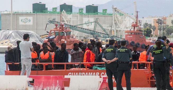 Най малко 35 мигранти са загинали при потъването на плавателния им