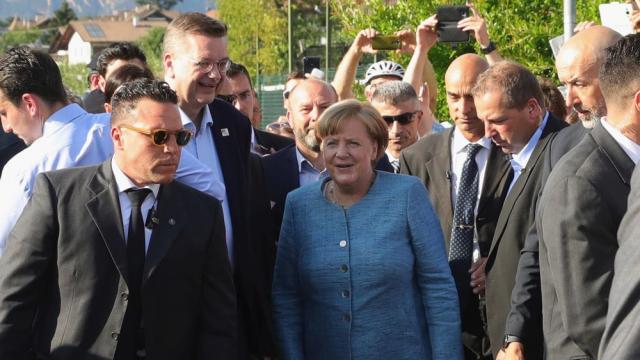Меркел сподели с германския национален футболен отбор познанията си за Русия (СНИМКИ)