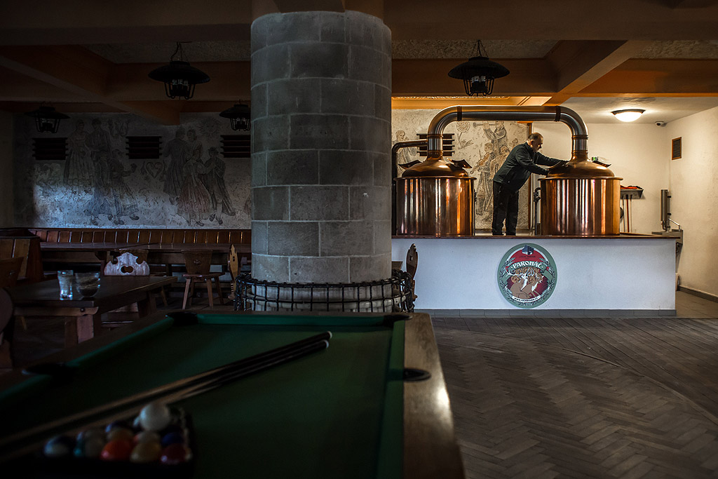 Кърконошният бирен път свързва шест местни пивоварни в рамките на 35 километра. Те са разположени в масива Кърконоше, най-високата част на Судетите. В масива се намира изворът на река Елба.
На територията на масива е разположен Кърконошкият национален парк (в Полша и Чехия, с площа 36,3 хил. ха, основан през 1963 г.). Кърконоше е популярен като център за ски-спортове (курортите Пец под Снежка, Шпиндлерув Млин, Янске Лазне, Харахов, Карпач, Шклярска Поремба и др.)