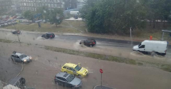 Поройният дъжд, който се изсипа над Варна в следобедните часове,