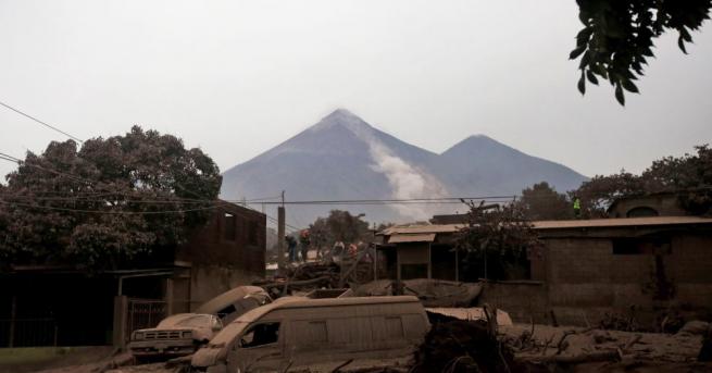 Жертвите на изригването на вулкана Фуего в Гватемала вече са