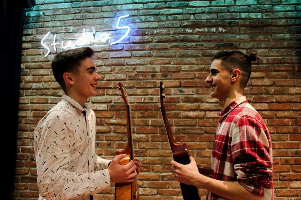 PEPPY & VILIZAR са двамата млади музиканти, които ще представят дебютния си албум "С укулеле по света" на 9 юни от 18:30 ч. в Залата на жирафите на Музея на хумора и сатирата. 