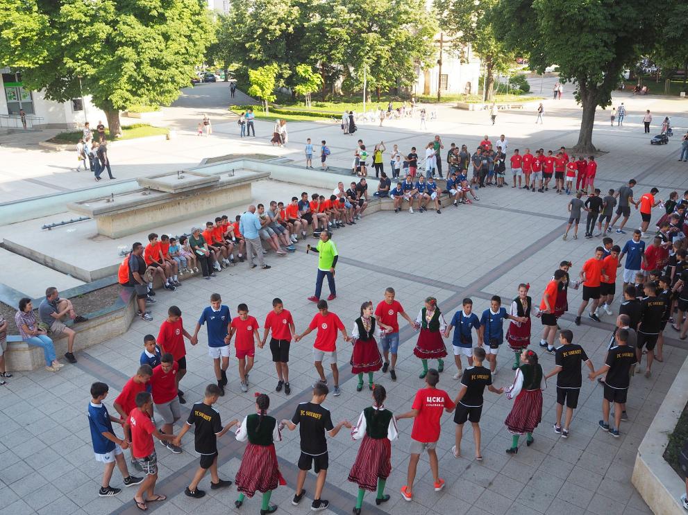 Футболисти от четири държави тропнаха хоро на площада пред Новия театър