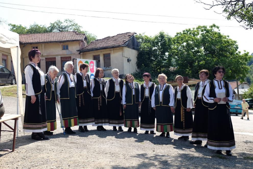 Общинските съветници от ГЕРБ Цеца Данаилова и Владимир Влаев поздравиха жителите на кметство Балани за празника им.