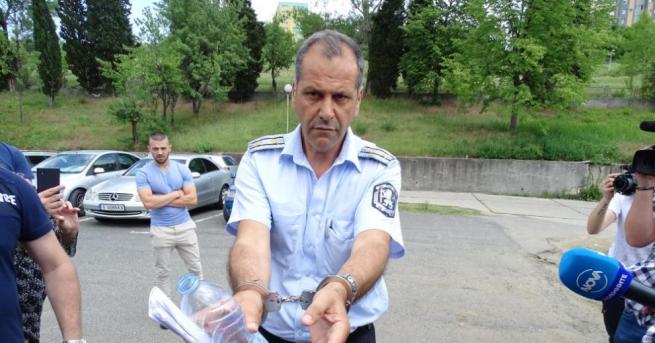 Задържаният по три обвинения шеф на КАТ-Благоевград Данаил Стоицовизлезе на