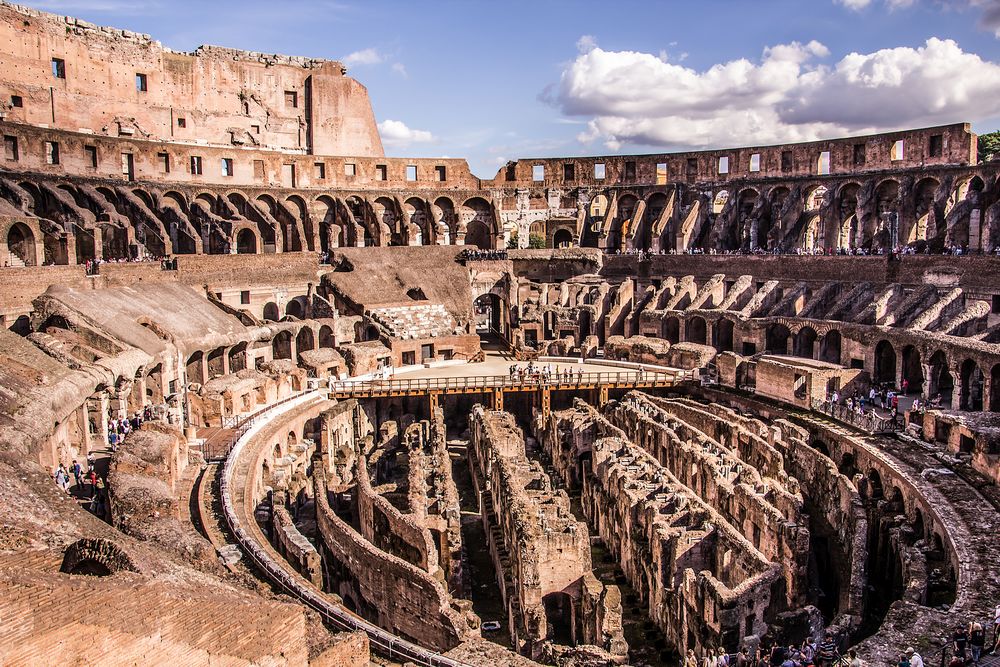 Огромният амфитеатър в Рим е открит през 80 г. от император Тит на церемония за игри, продължили 100 дни. Колизеумът, със своите 50 000 зрителски места, е вдъхновил дизайна на съвременни стадиони и е бил арена, където гладиатори са се сражавали до смърт.