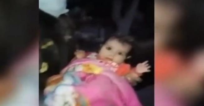 Видео от Гватемала показва спасяването на малко момиченце, стояло под