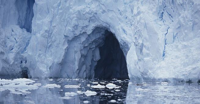 Айсберг с кръгла арка се появи край източното канадско крайбрежие,