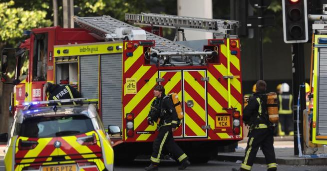 Около 80 пожарникари се борят с пожар в сградата на