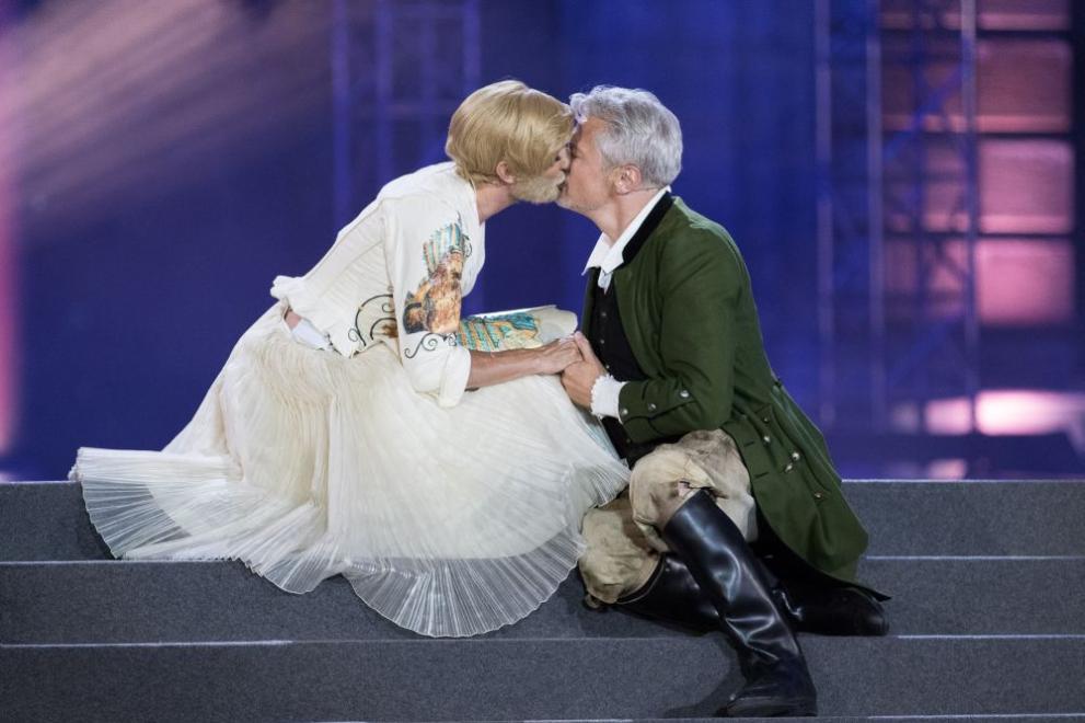  Кончита Вурст е във вихъра си на благотворителен бал 