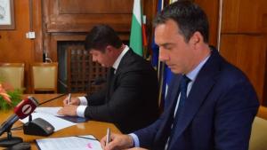 Димитър Николов и неговият колега Владимир Слепцов подписаха договора