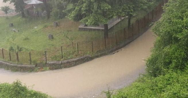 Пороен дъжд наводни улиците на Смолян Силен дъжд валя непрестанно