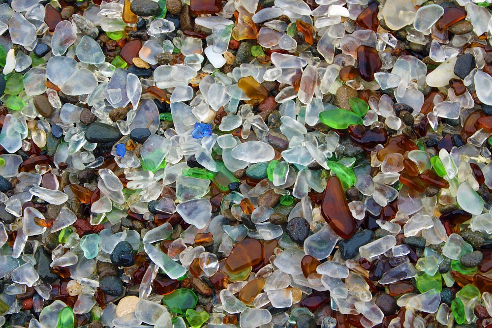 <strong>Уникалният стъклен плаж, Калифорния </strong><br>
<br>
Форт Браг Бийч или просто Стъкленият плаж е един от най-странните брегове на Земята. Той се намира в MacKerricher State Park. Плажът е известен с малките стъклени парчета, които покриват целия бряг. Тези красиви стъклени късове са били формирани от водата и пясъка от отпадъци.