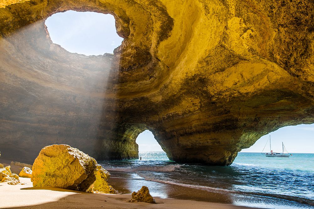 <strong>Морската пещера на Бенагил, Португалия </strong><br>
<br>
Уникалната пещера, създадена напълно от природата, се намира в Бенагил, Португалия. Това скално образувание е разположено в южната част на страната, в близост до известния курорт Алгарве, намиращ се на брега на Атлантическия океан. То създава неземно усещане заради красивите си каменни арки
