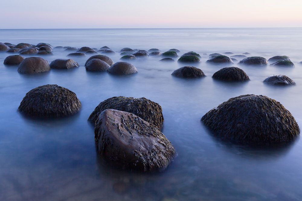 <strong>Bowling Ball Beach, Калифорния</strong><br>
<br>
Кръглите скали на брега на този плаж наподобяват редица топки за боулинг. Камъните са изработени от различни слоеве на седименти, които са добили тази форма постепенно от времето.